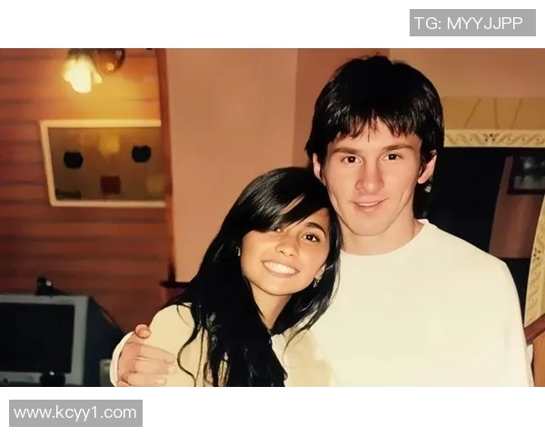 足球明星亲吻老婆甜蜜瞬间视频分享感动无数球迷心灵